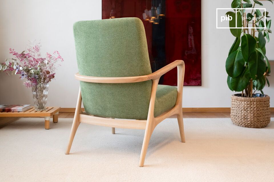 Deze fauteuil heeft een ontwerp met gebogen lijnen en een lichte houten structuur